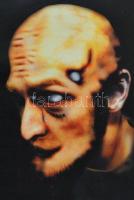 Moles Béla (-): Az ördög maga, 2004-2005. Nyomat, papír, jelzett, üvegezett klipsz keretben, 22×16 c...