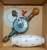 Kis tétel, mint acuincum jelzésű kisváza, hollóháza márkajegyes tálka és egy cseh gyártmányú amerikáner az 50-es évekből