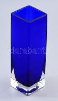 Anyagában kéken színezett üvegváza, minimális pattogzással, m: 16,5 cm
