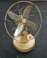 Ventilátor a 40-es évekből, villanydugója és motorfedele leoperálva róla