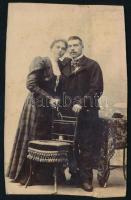 cca 1900 Házaspár portréja, vágott keményhátú portré Hysz nagyszebeni műterméből, 14,5×9 cm
