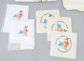 2025-ös katolikus jubileumi Szentévre gyártott oltárterítő, miseruha, 3 darab kehelytakaró, 2 csomag...