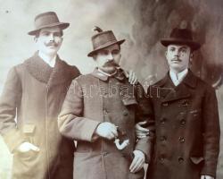 cca 1900 Három férfi portréja, keményhátú fotó Haberfeld budapesti műterméből, üvegezett keretben, 1...