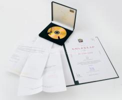 2022 Grétsy László (1932-2024) nyelvész 90. születésnapjára szóló díszoklevél Orbán Viktor miniszterelnök facsimile aláírásával + 2012 Grétsy László video portré DVD. díszdobozban, hozzá két köszönő levél a készítőktől.