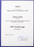 2005 Magyar Professzorok Világtanácsa oklevél Grétsy László (1932-2024) nyelvész részére, dísz mappában