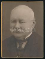 cca 1900 Szűcs Lajos rektor fotója, kartonra ragasztva, hátoldalon feliratozva, 11,5×8,5 cm