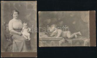cca 1910 Anya gyermekével és babaportré, 2 db keményhátú fotó Zelesny Károly pécsi műterméből, foltokkal, egyik törött kartonnal, 10,5×16,5 cm