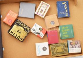 12 db minikönyv, benne számozott és irodalom is.