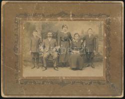 cca 1910 Családi portré, kartonra kasírozott fotó Frank Biro (South Bethlehem, Pennsylvania, USA) műterméből, karton sérült, 12×16,5 cm