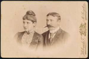 cca 1880 Házaspár portréja, keményhátú fotó Hlebovicki máramarosszigeti műterméből, 10,5×16,5 cm