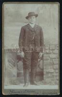 cca 1900 Férfi egészalakos portréja, keményhátú fotó Dunky Elek kolozsvári műterméből, 11,5×7,5 cm