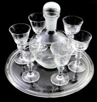 Kristály 6 személyes italos készlet tálcán. 6 darab pohár, dugós üveg, tálca. Jelzés nélkül, hibátlan, d: 30 cm, poharak m: 12,5 cm