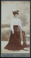 cca 1900 Előkelő hölgy kalapban és ernyővel, keményhátú fotó Stern M. és Fia (Nyitra, Trencsén és Trencsén-Teplicz) műterméből, 20,5x11 cm