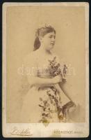 1892 Fiatal hölgy virágokkal, keményhátú fotó Leopold Adler brassói (Kronstadt, Brasov) műterméből, hátoldalán autográf dedikációval 1892-ből (Bogáts Mária), kopott, kissé foltos, 16,5x10,5 cm