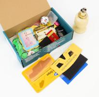 Kis doboznyi vegyes bolha tétel, közte asztali öngyújtó, szemöldökcsipesz, focilabdás kulcstartók, stb.