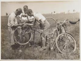 ca 1930 Biciklisek defektet javítanak fotó 6x9 cm