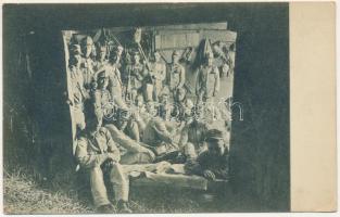 Beresztelke, Bretzdorf, Breaza; Utászok szállása az 1912. május 13-iki ciklon által szétrombolt községben, katonák. Heiter György udvari fényképész felvétele és kiadása / accomodation place of the pioneers after the cyclone (EK)