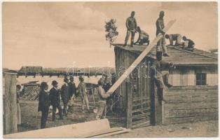 Beresztelke, Bretzdorf, Breaza; Szükség lakást építő utászok az 1912. május 13-iki ciklon után, katonák, bicikli. Heiter György udvari fényképész felvétele és kiadása / pioneers building temporary houses after the cyclone (gyűrődések / creases)