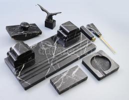 cca 1930 Fekete márvány íróasztali szett, pecsétnyomóval, tapperrel, levélbontóval, kalamárison fém turul szoborral, 1-1 rész ragasztandó, porcelán tégelyekkel, h: 38 cm alatt