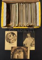 Kb. 400 db RÉGI, főleg olaszországi képeslap vegyes minőségben: művészeti alkotások, városkép, dobozban / Cca. 400 pre-1945 mainly Italian art postcards, with some town postcards in a box in mixed quality