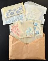 Kb. 1.400 db automata és tekercsbélyeg címletenként tasakokba rendezve