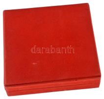 ~1970-1980. "XX. Kerületi Tanács - Társadalmi munkáért" kétoldalas, öntött bronz emlékplak...