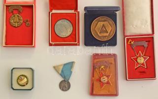 7db-os vegyes emlékérem, és kitüntetéstétel, közte "Kiváló Dolgozó" műgyantás kitüntető jelvény Kádár-címerrel, illetve 1968. "Az Építőipar Kiváló Dolgozója" bronz kitüntetés, miniatűrrel, tokban T:vegyes