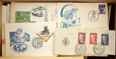 Kis tétel, benne elsőnapi és alkalmi bélyegzések, levelek, levelezőlapok + 2 db cserefüzet tömegbélyegekkel
