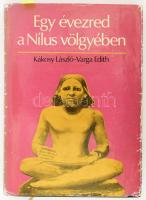 Kákosy László - Varga Edith: Egy évezred a Nílus völgyében. Memphisz az Óbirodalom korában. A szerző, Kákosy László (1932-2003) által DEDIKÁLT példány! Bp., 1970, Gondolat, 287+1 p.+97 (fekete-fehér képtáblák) t. Fekete-fehér fotókkal illusztrált. Kiadói egészvászon-kötés, kopott kiadói papír védőborítóban, ex libris bélyegzéssel.