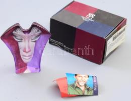 Mats Jonasson (svéd, 1945-): Ólomkristály asztaldísz a Maszk sorozatból, színezett, címkével és gravírozva jelzett, hibátlan, 13x12 cm, dobozában. leírással