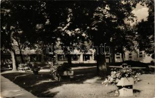 1965 Leányfalu, Bányász Szakszervezet gyermeküdülője. Képzőművészeti Alap Kiadóvállalata (lyukak / pinholes)