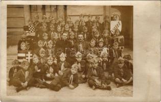 Cserkészek csoportképe, zászlókkal, címerpajzsokkal / group picture of Hungarian boy scouts, flags, coat of arms. photo (fl)