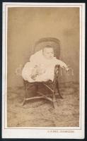 1877 Hét hónapos kisbaba portréja, ,,Szabo Maria Magdolna szül. 16/III 877", vizitkártya Geil József losonci műterméből, a hátoldalon feliratozva és datálva, 10,5x6,5cm