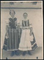 cca 1900 "Anya és leánya matyó népviseletben", fotó kartonon, feliratozva, a felületén kis foltokkal, függőleges törésnyommal, 17x12 cm .