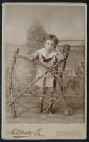 1905 Kisgyermek portréja, vizitkártya Mildner János dunaföldvári műterméből, a hátoldalon datálva, 10,5x6,5 cm (Ritka műterem!)