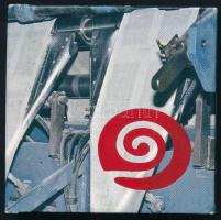 Varga György: Könyvgyártás felsőfokon. (Minikönyv). Debrecen, 1984, Alföldi Nyomda, 32+(1) p. Színes fotókkal illusztrálva. Kiadói kartonált papírkötés. Megjelent 200 példányban.