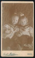 1909 Brád (Brad), két kislány portréja, vizitkártya Gedő Manó műterméből, a hátoldalon feliratozva, ...