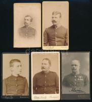 cca 1860-1900 Katonaportrék, 5 db vizitkártya, klf. műtermekből (Mayer György, Bp.; Bergtraun D., Losonc; stb.), változó állapotban, 10,5x6,5 cm körül