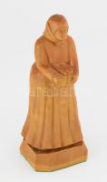 B.Zs. jelzéssel: Kenyeret vágó asszony. Faragott fa, jelzett, m: 21 cm
