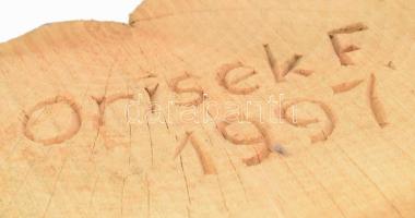 Orisek Ferenc (1937-2024): Férfi kalapban. Faragott fa, jelzett, 1997, m: 60 cm