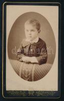 cca 1885 Kisgyermek portréja, vizitkártya Béke Hermin (ezelőtt Mai és Társa) budapesti műterméből, dekoratív verzóval, 10,5x6,5 cm