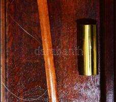 Falióra. Ingajáratos, réz súlyos (egy súllyal), esztergált fa házzal, kulccsal. Jó állapotban, 90x34...