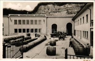 Budapest XXII. Budafok, Hangya borpincészete, teherautó, boroshordók