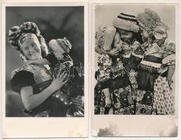 4 db RÉGI magyar népviseletes képeslap vegyes minőségben / 4 pre-1945 Hungarian folklore postcards, in mixed quality