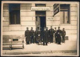 cca 1920 Buda Pálffy-tér HÉV állomás az ott dolgozókkal, keményhátú fotó, jelzés nélkül, 13×17 cm