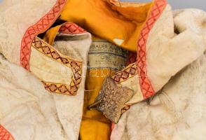 cca 1940 Oberbauer A. Utóda Templombeszerzési Vállalata miseruha, korának megfelelő, de jó állapotba...