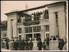 cca 1930 Horthy Miklós és más beazonosítandó személyek az olasz címerrel dekorált budapesti Császár fürdőben, valamint Bárány István (1907?1995) olimpiai ezüst- és bronzérmes, Európa-bajnok úszó más sportolók társaságában, 2 db jelzés nélküli fotó, 18x24 cm