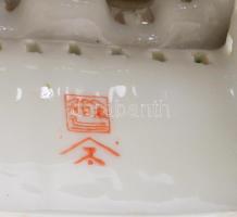 Pagoda alakú kínai porcelán füstölő, teteje levehető, jelzett, kopással, m: 17 cm