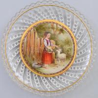 Zsánerjelenetet ábrázoló képpel üveg dísztál, cca 20. sz eleje, d: 18,5 cm
