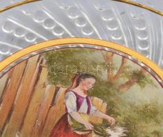 Zsánerjelenetet ábrázoló képpel üveg dísztál, cca 20. sz eleje, d: 18,5 cm